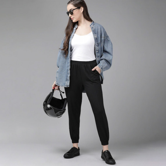 https://weavestyle.in/vi/products/women-black-solid-straight-fit-cropped-joggers