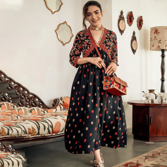 https://weavestyle.in/vi/products/black-orange-ethnic-motifs-printed-maxi-dress